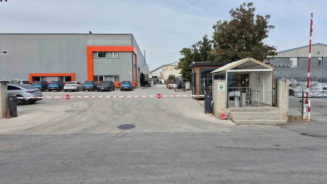 Eskişehir Organize Sanayi Bölgesi'nde fabrikada yüksekten düşen çalışan hayatını yitirdi