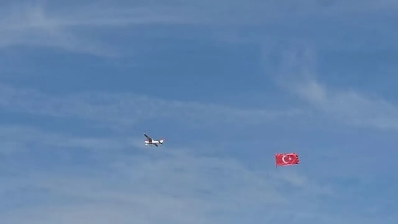 Eskişehir semalarında 1/4 ölçekli Cessna ile dalgalanan Türk bayrağı ilgi odağı oldu