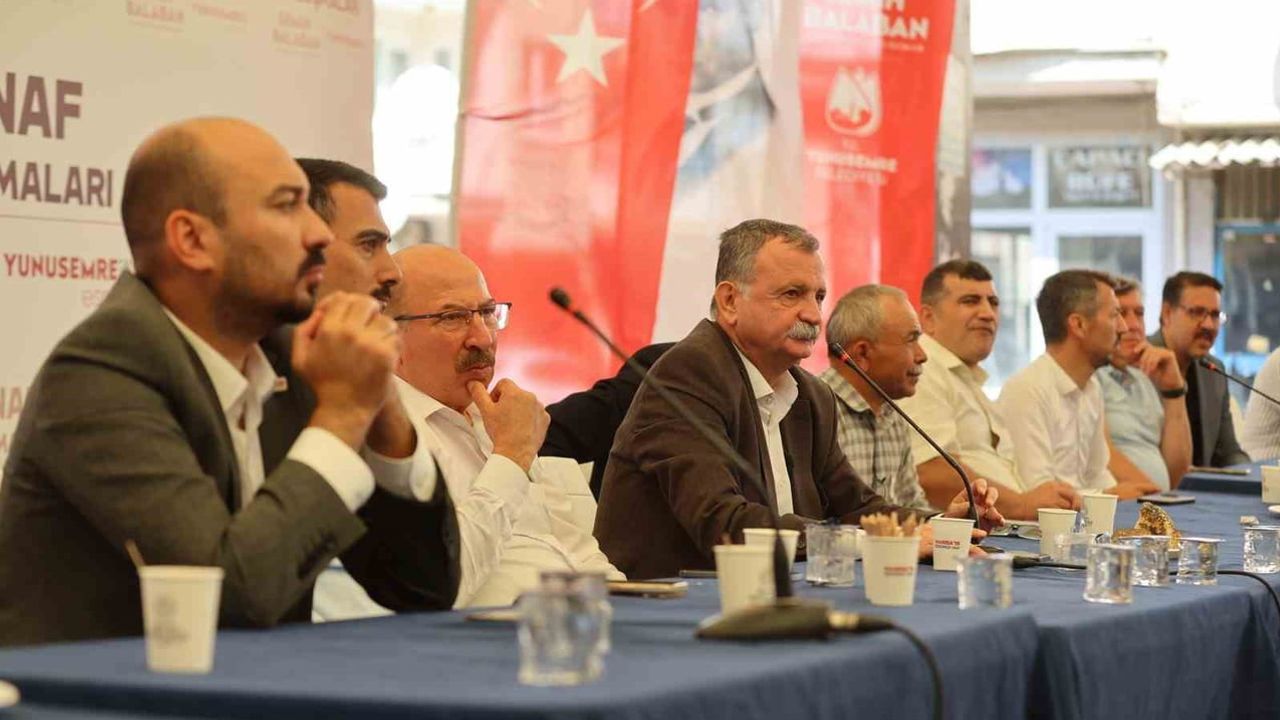 Esnafla omuz omuza: Semih Balaban Karaköy pazarında talepleri dinledi