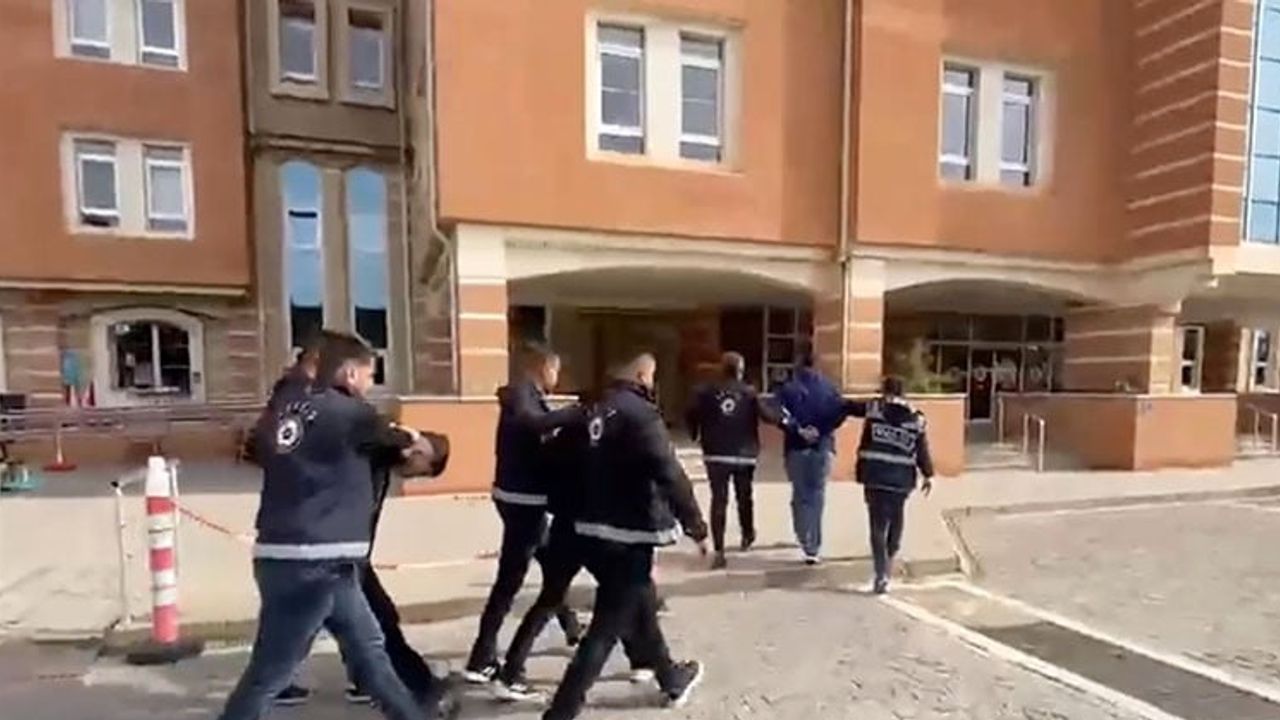 Etek giyip yüzlerini örttüler, iş yerine gece ateş açtılar