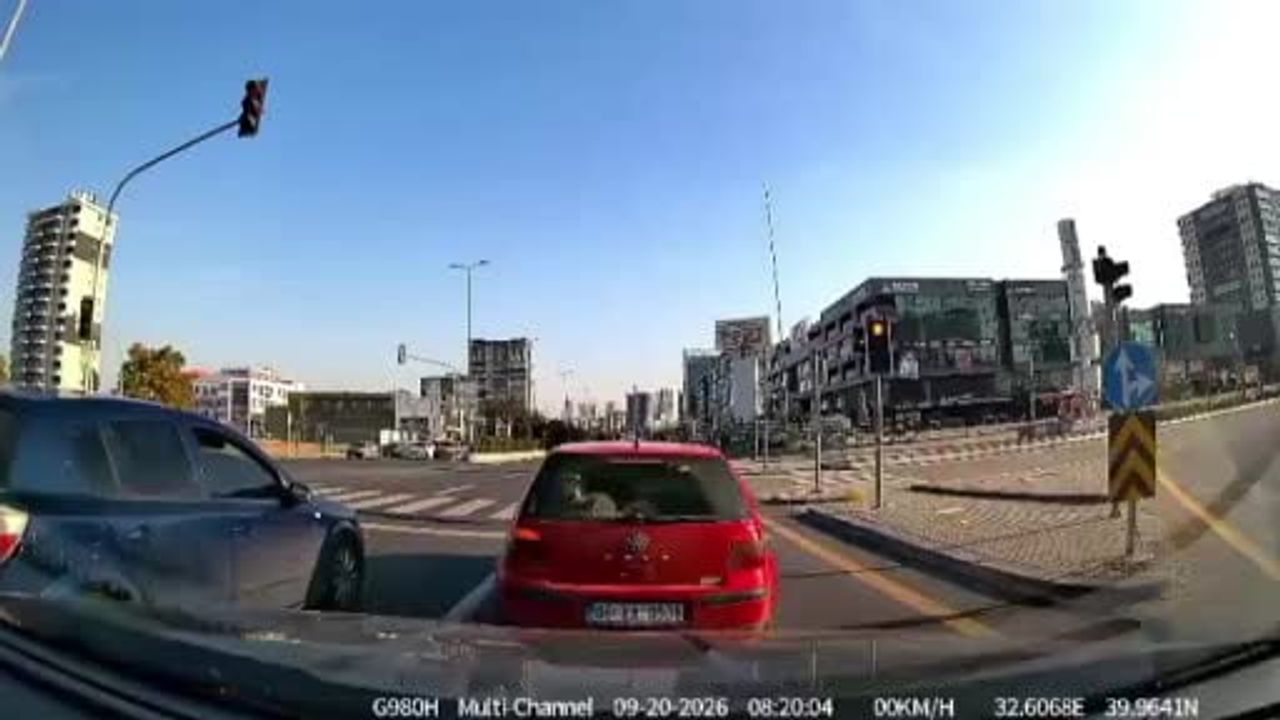 Etimesgut'ta araç kamerasına yansıyan çarpışma: genç kız yaralandı