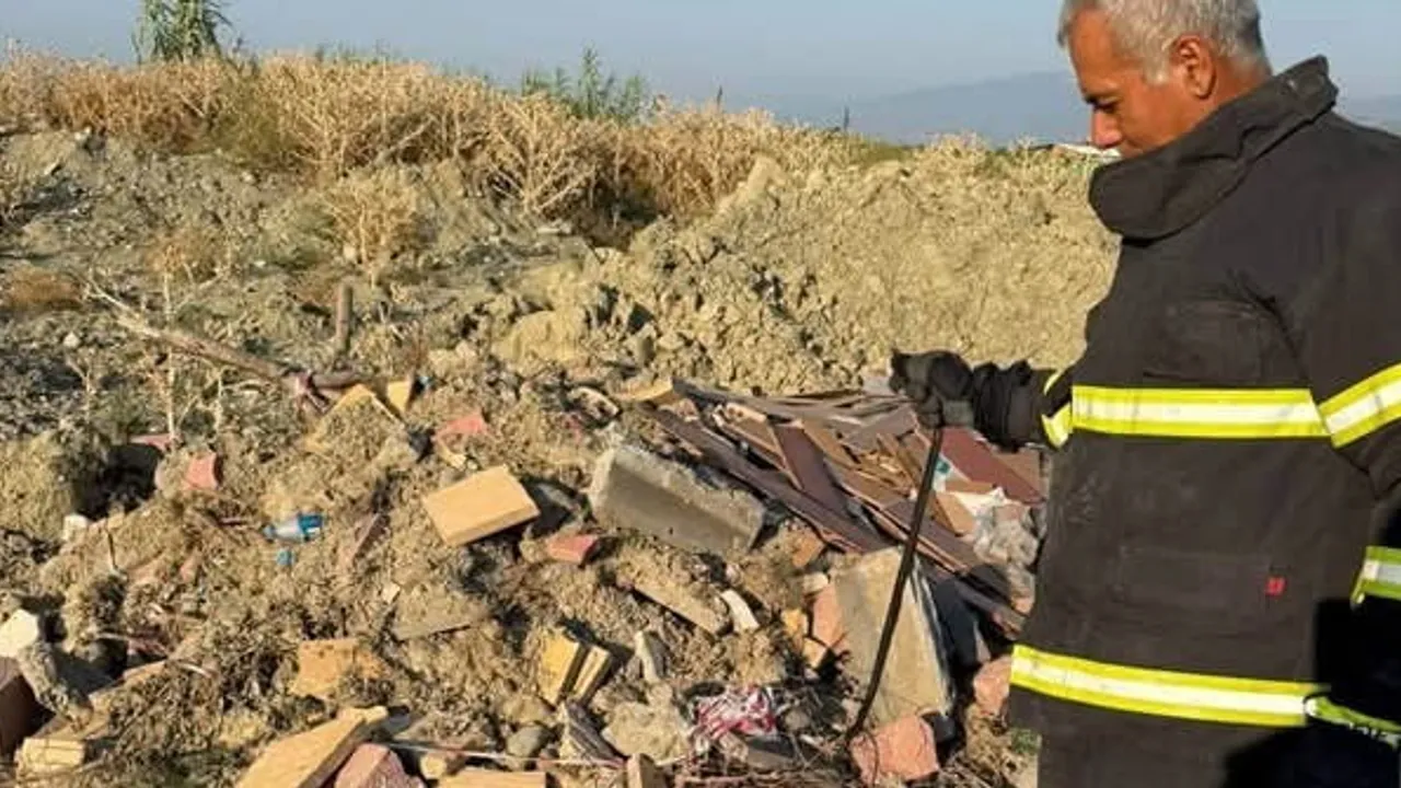 Evde görülen yılan itfaiye müdahalesiyle doğaya bırakıldı