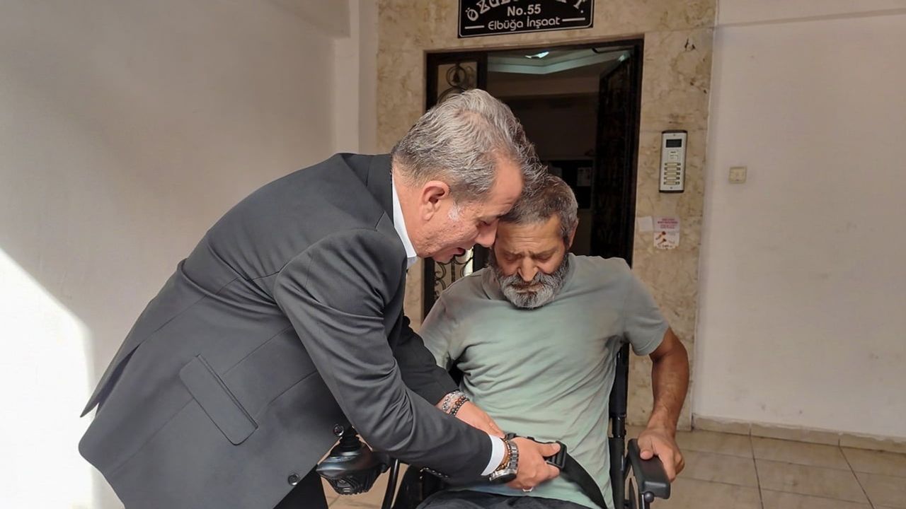 Evine gidilerek teslim edildi: Efeler'den akülü sandalye desteği