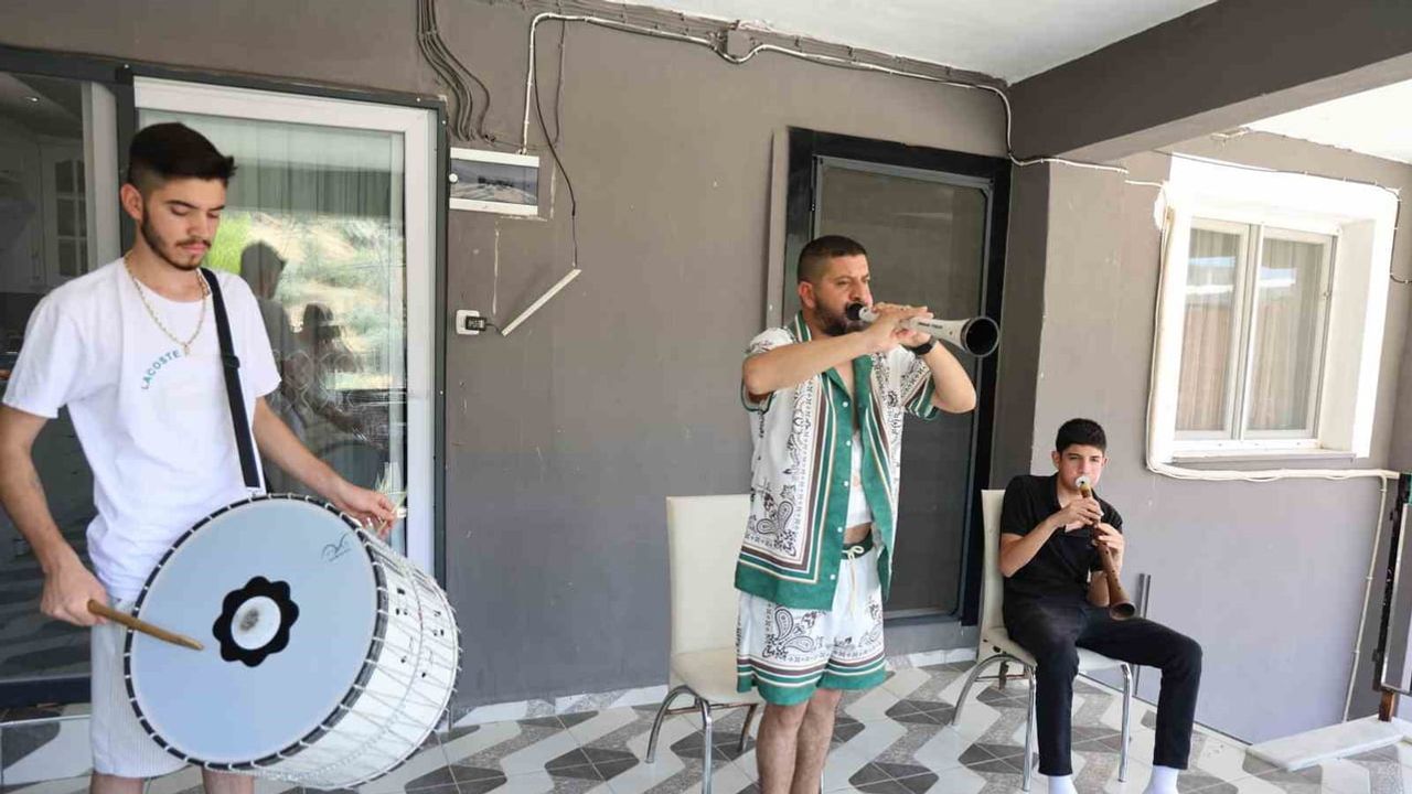 Evleri konservatuvar gibi: Koçarlı'da davul ve zurnanın üç kuşağı