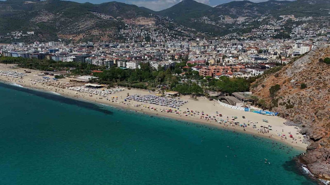 Eylülde de yaz coşkusu: Alanya sahillerinde yoğun kalabalık