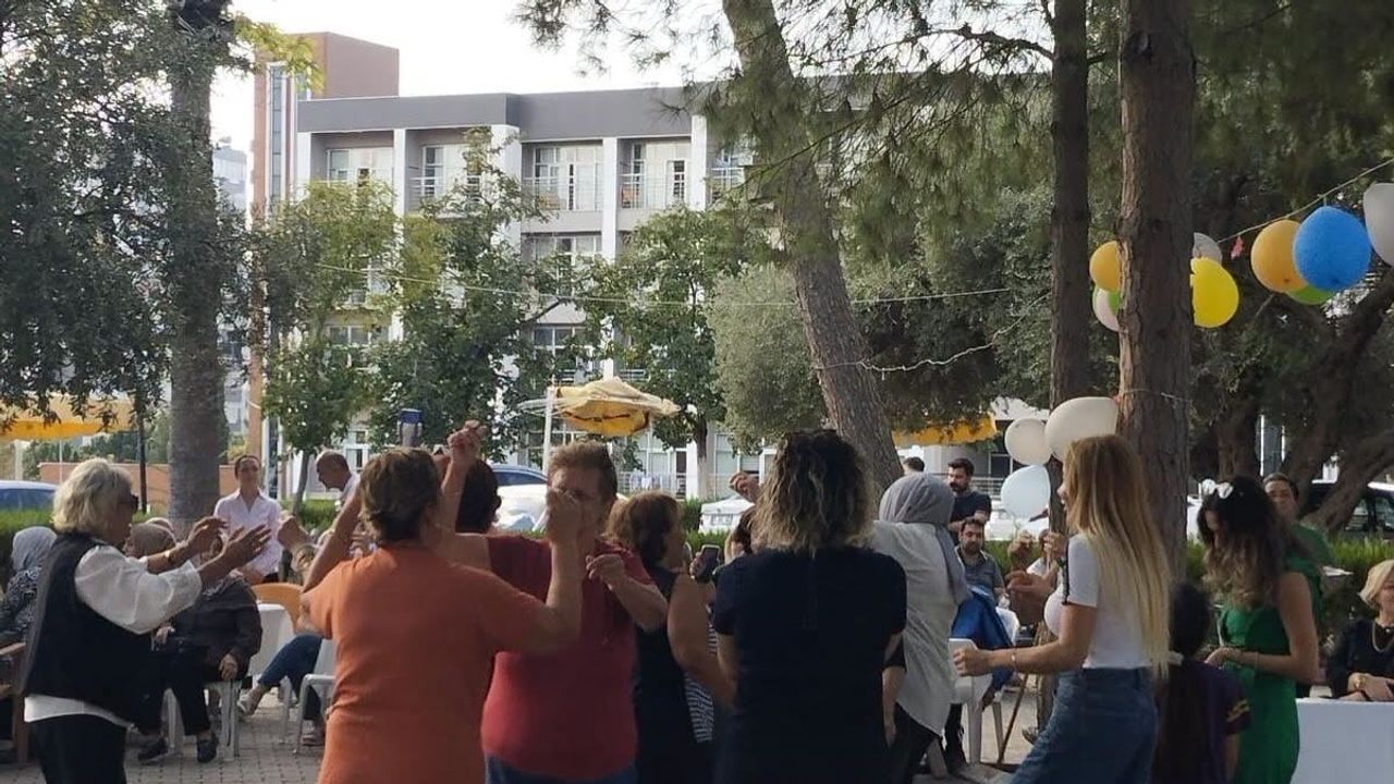 Eylülde doğan Adana huzurevi sakinleri doğum gününü birlikte kutladı