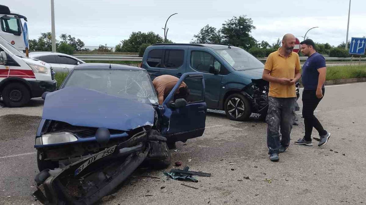 Eynesil'de tali yol kavşağında kaza: iki sürücü yaralandı