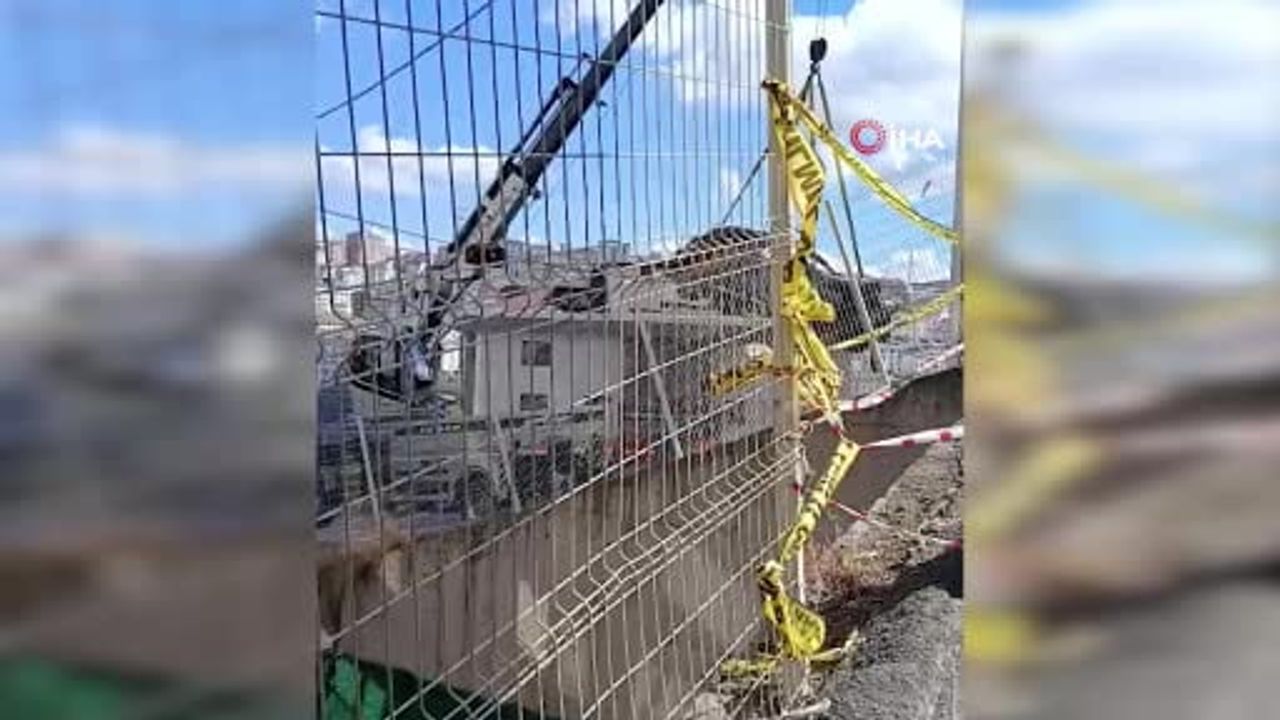Eyüpsultan'da 3. kattan bahçeye düşen otomobil vinç desteğiyle kaldırıldı