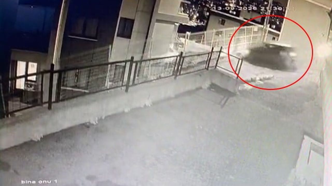 Eyüpsultan'da 3. kattan bahçeye düşen otomobilin kameralara yansıyan anları