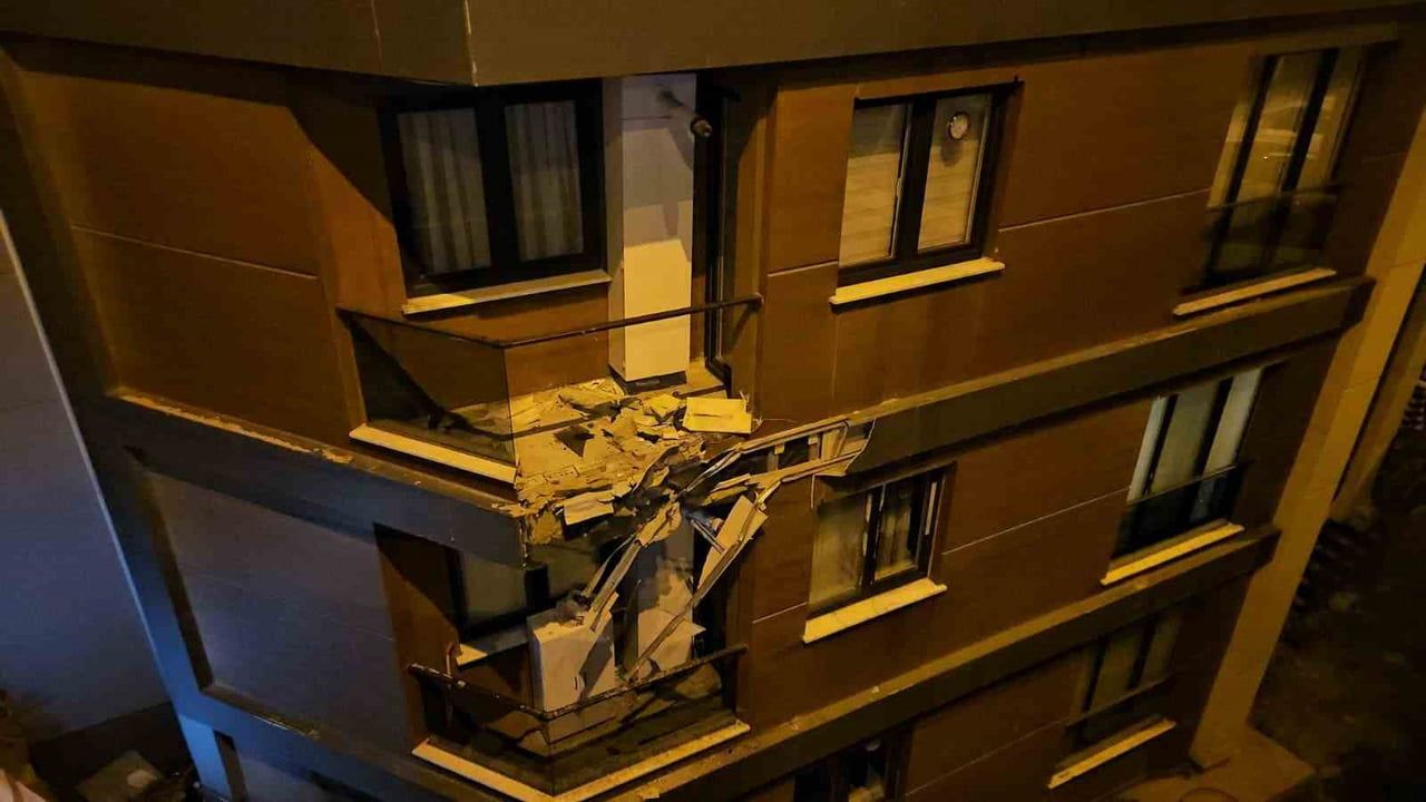 Eyüpsultan'da kontrolünü kaybeden araç üçüncü kattan bahçeye düştü: 2 yaralı