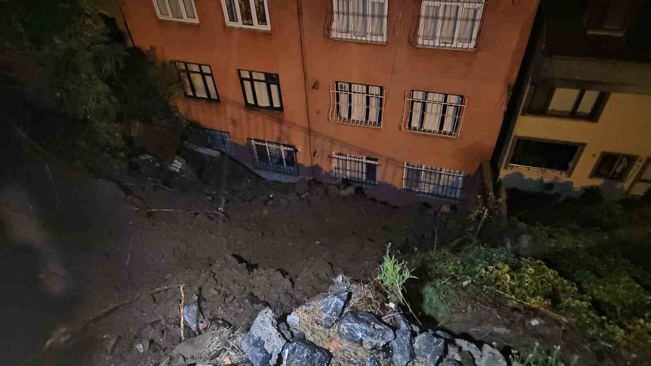 Eyüpsultan’da sağanak toprak kaymasına yol açtı, bir bina tedbiren boşaltıldı