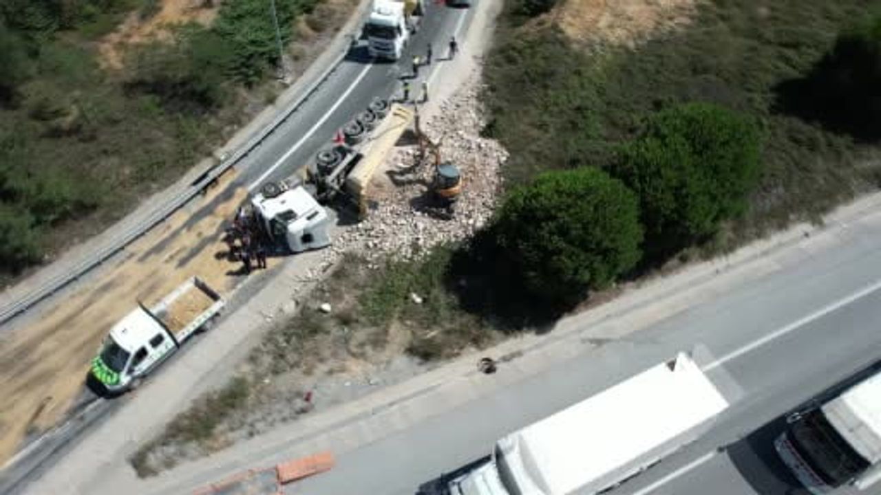 Eyüpsultan’da yola saçılan molozlar trafik akışını aksattı: kamyon şoförü hastaneye kaldırıldı