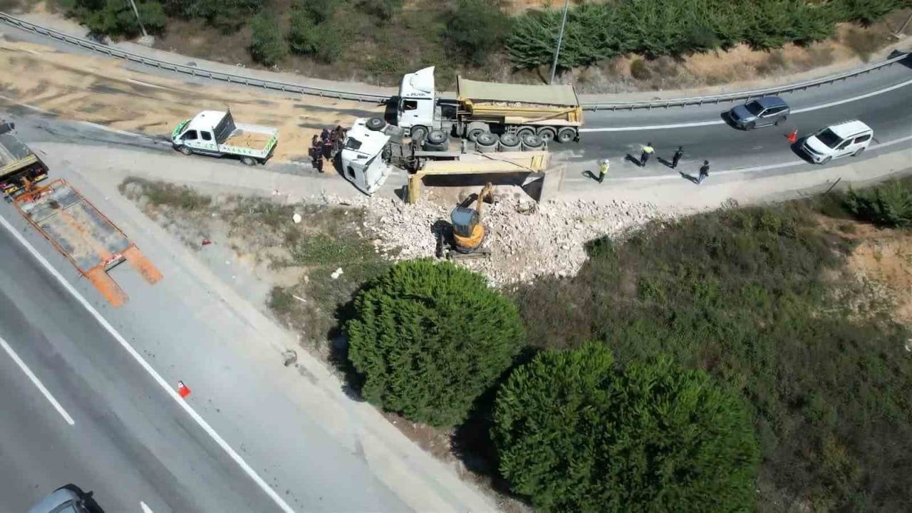 Eyüpsultan odayeri mevkiinde hafriyat kamyonu devrildi, molozlar yola saçıldı