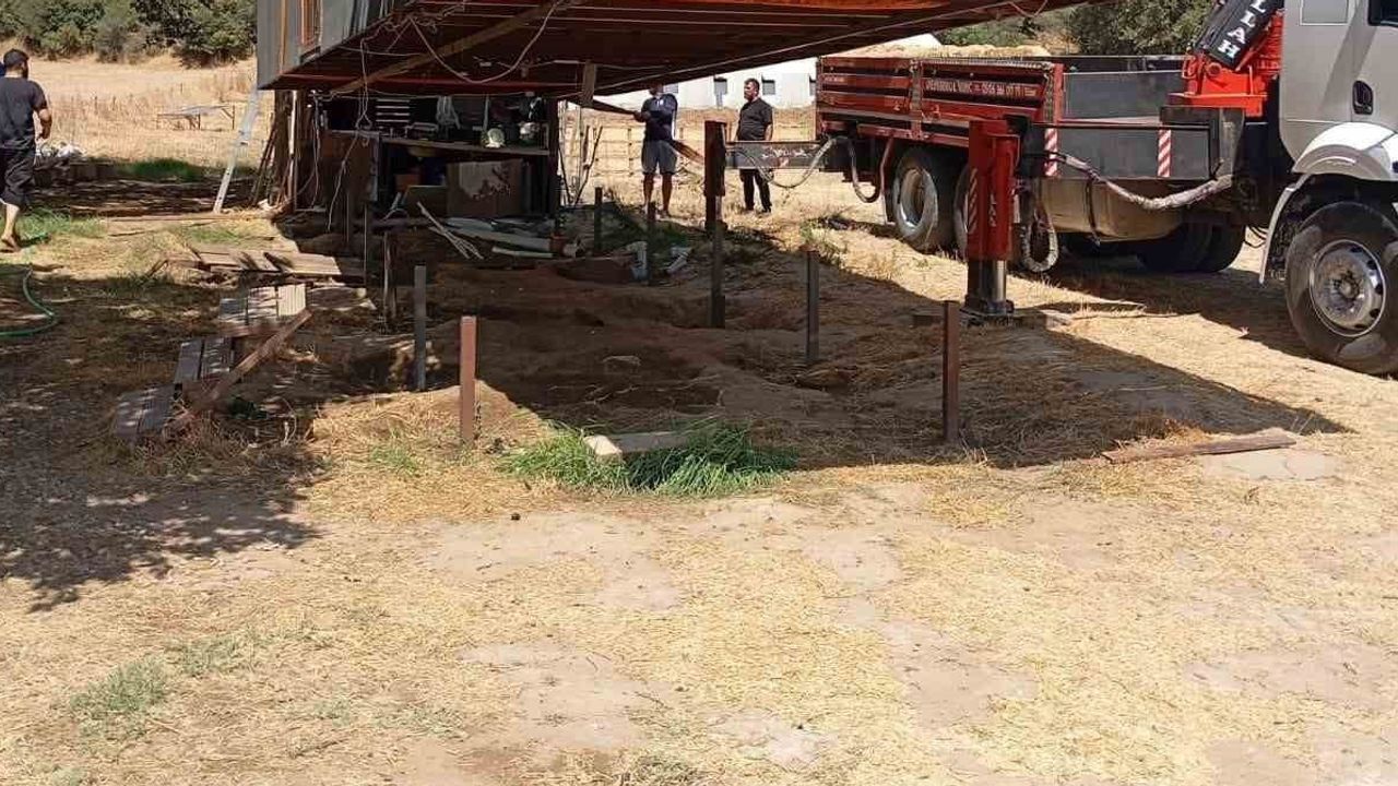 Ezine'de ruhsatsız yapılar için ağustos müdahalesi: 7 yapının yıkımı