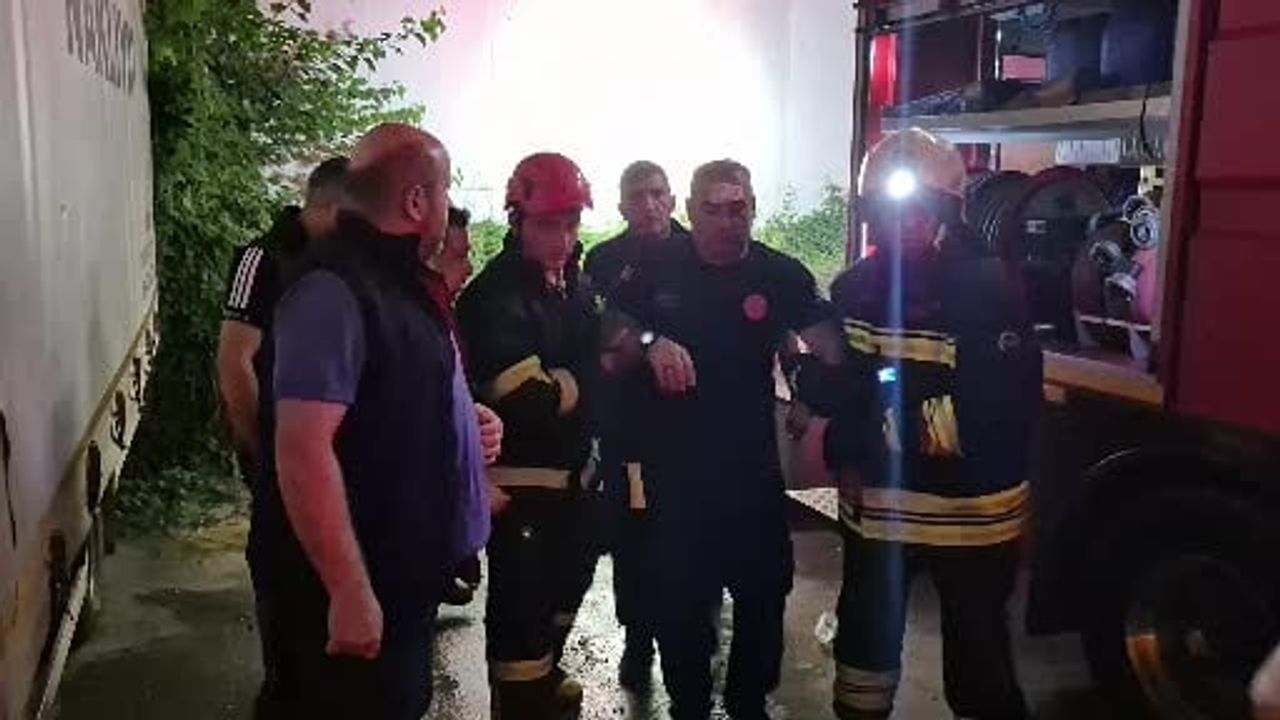Fabrika yangınında çatının çökmesiyle itfaiyeci yaralandı