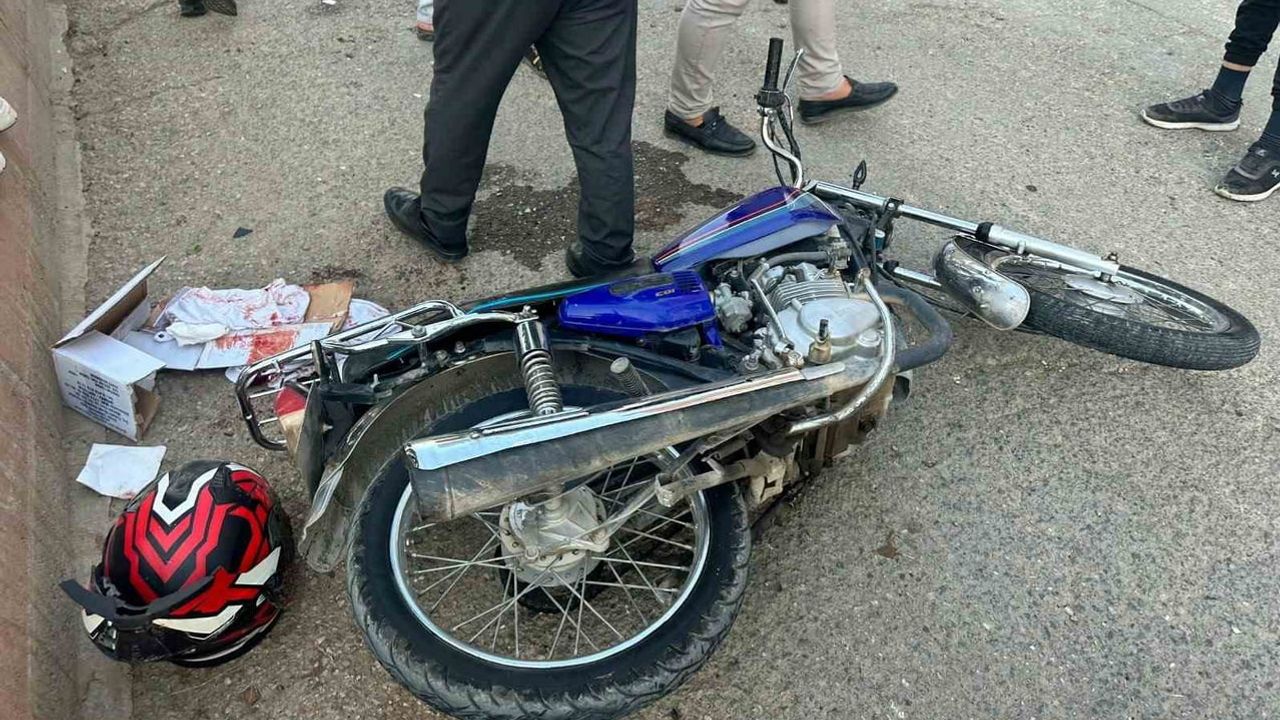 Fatih Mahallesi'nde motosiklet çarpışması: iki sürücü yaralandı