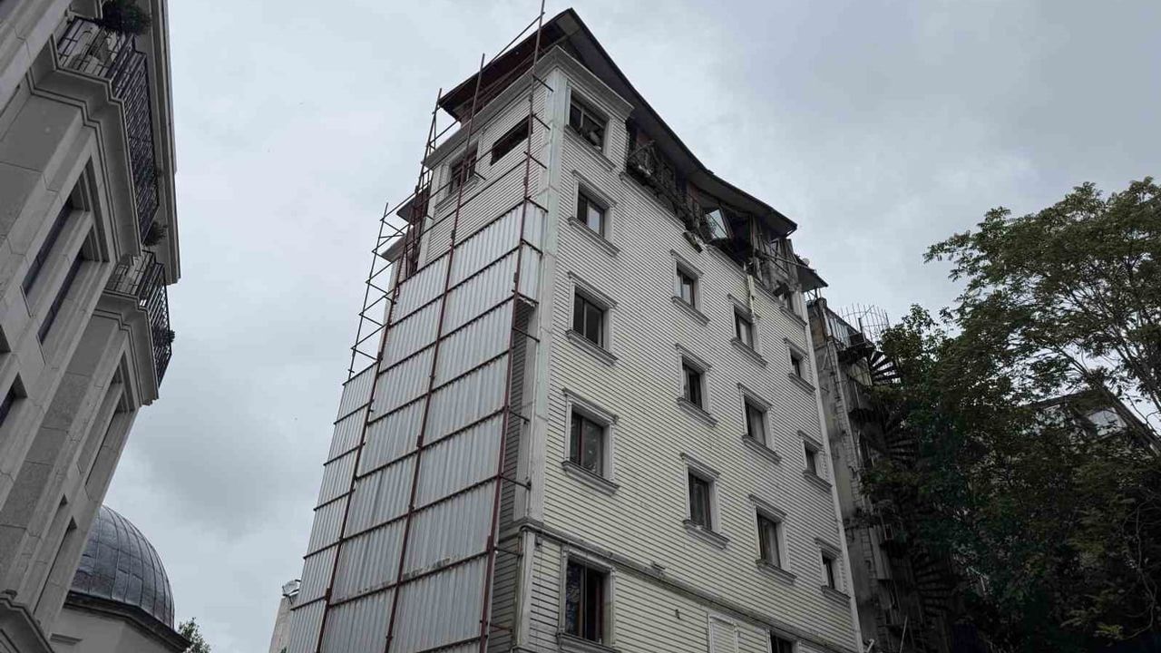 Fatih'te boşaltılan otelin üst katı yağmur sonrası kısmen çöktü, sokak güvenlik gerekçesiyle trafiğe kapatıldı