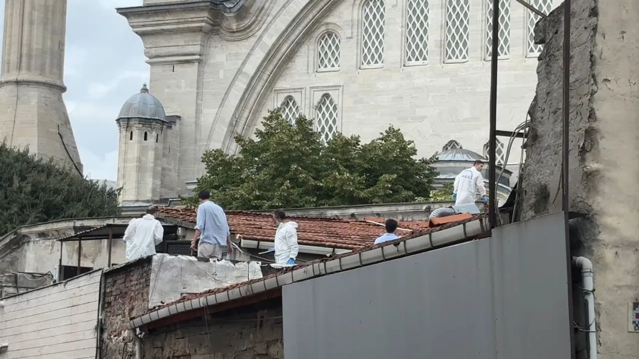 Fatih'te çatıya kaçan şüphelilerin karıştığı döviz bürosu silahlı çatışmasında iki ölü