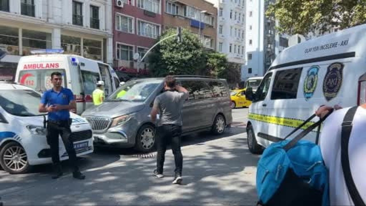 Fatih'te kırmızı ışığı görmezden gelen yaya iki aracın altında can verdi