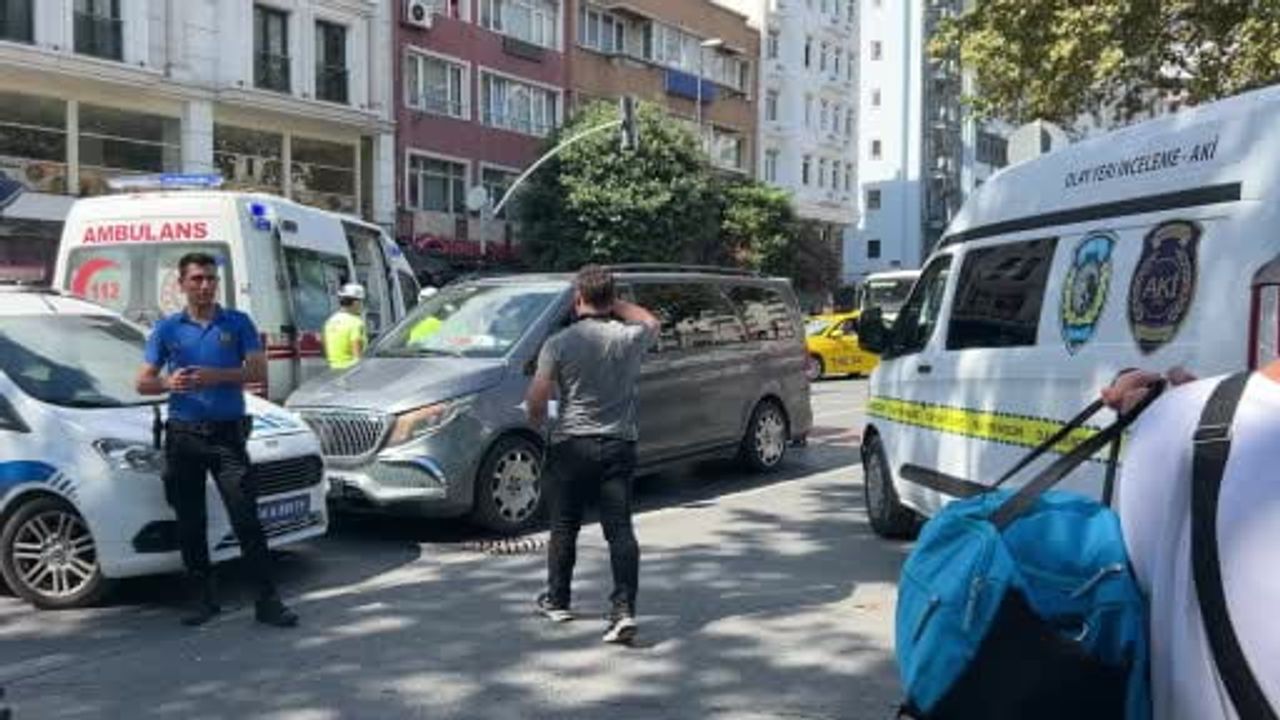 Fatih'te kırmızı ışığı ihmal eden genç kaza sonucu yaşamını yitirdi