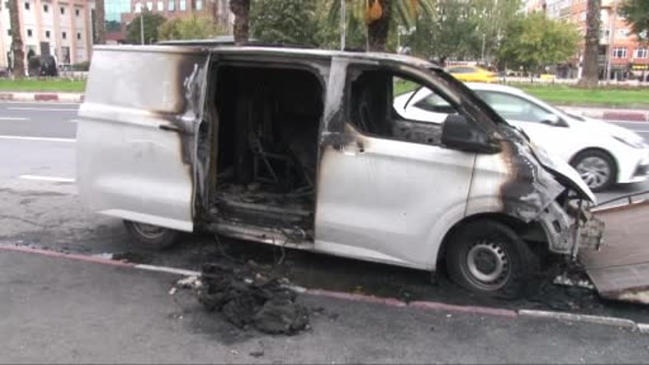 Fatih'te seyir halindeki ticari araç alevlenerek yol kenarına çekildi