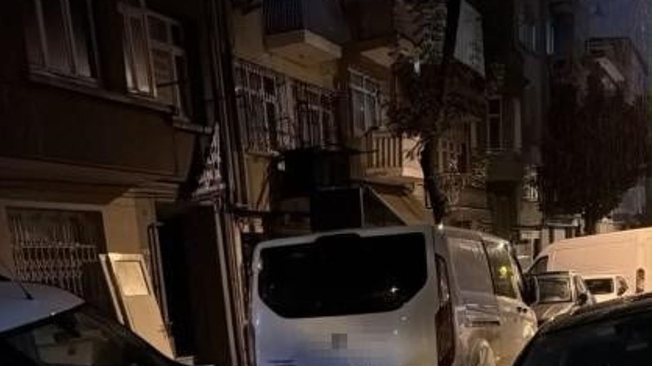 Fatih Zeyrek'te sağanak caddeyi çökertti, kamyon ve otomobil çukura düştü