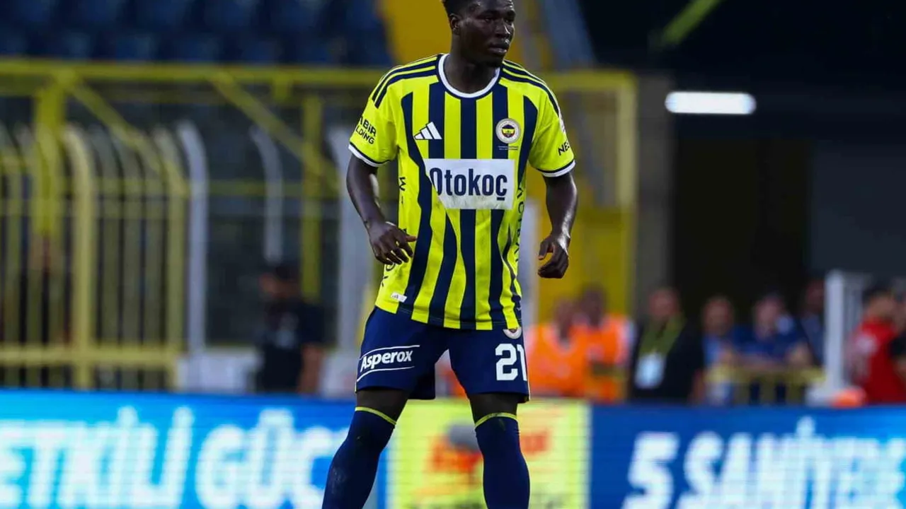 Fenerbahçe'de ilk sınavını veren Oppong tribünlerden alkış aldı