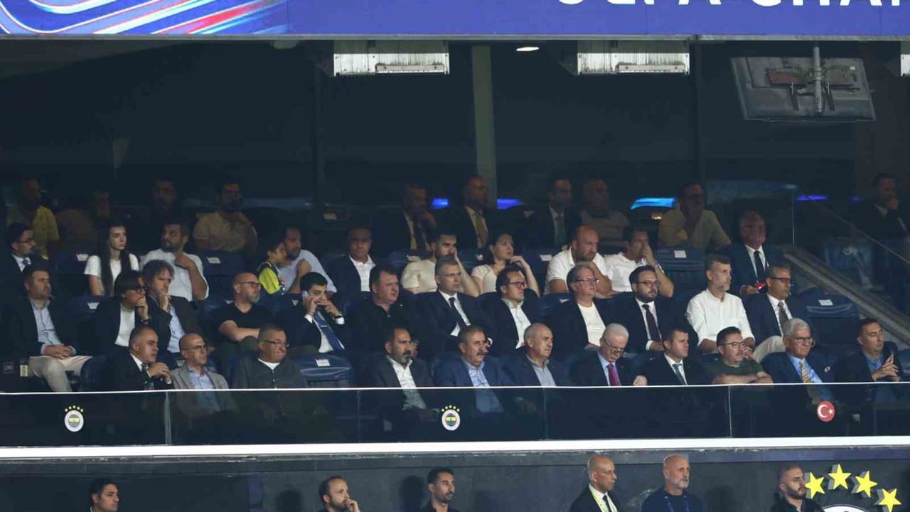 fenerbahçe ilk yarıda roma'ya 0-1 geride kapattı