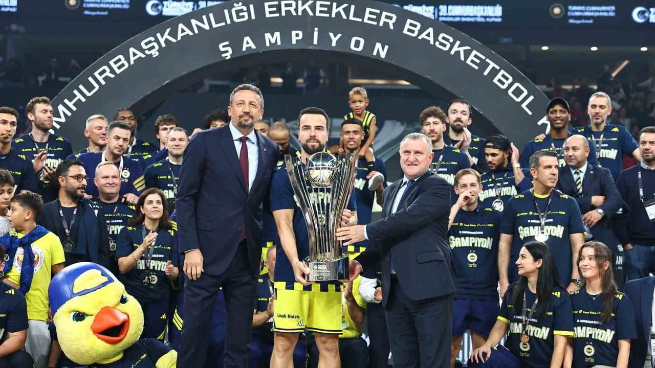 Fenerbahçe Sinan Erdem'de Cumhurbaşkanlığı Kupası'nı dokuzuncu kez müzesine götürdü