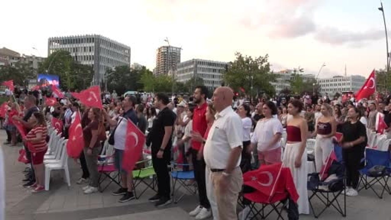 Final coşkusu Kartal meydanlarına taştı