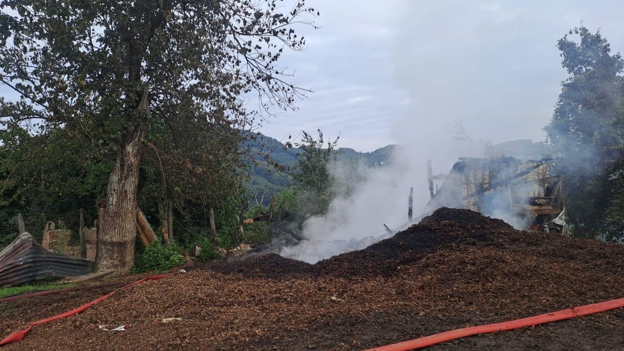 Fındık kabuğu kıvılcımı atıl evi küle çevirdi