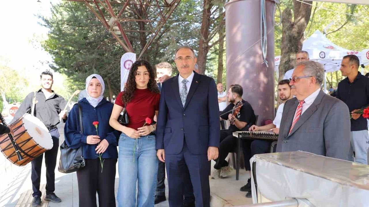 Fırat Üniversitesi yeni döneme çiçek ve müzikle merhaba dedi