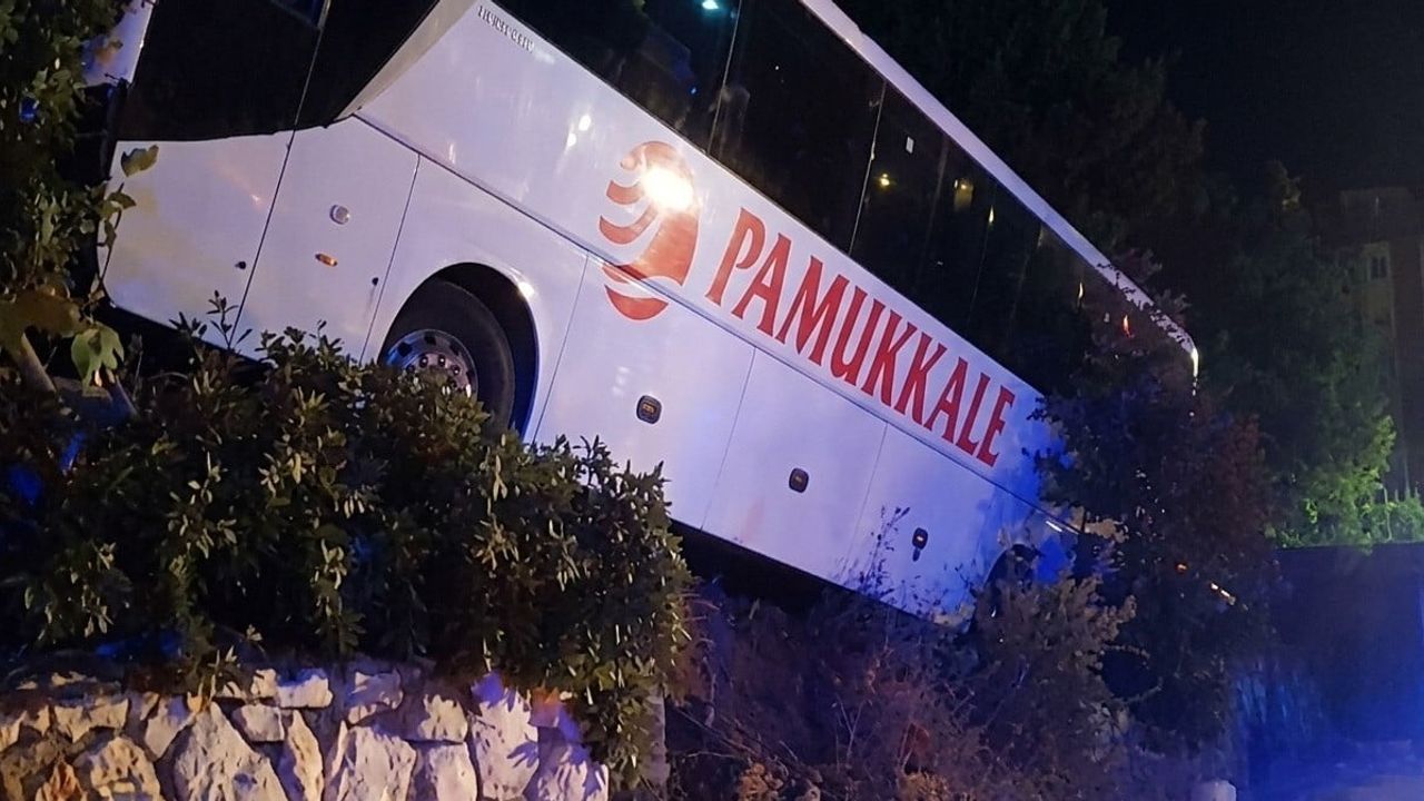 Fırdanlar rampasında gece kazası: yolcu otobüsünde 18 yaralı