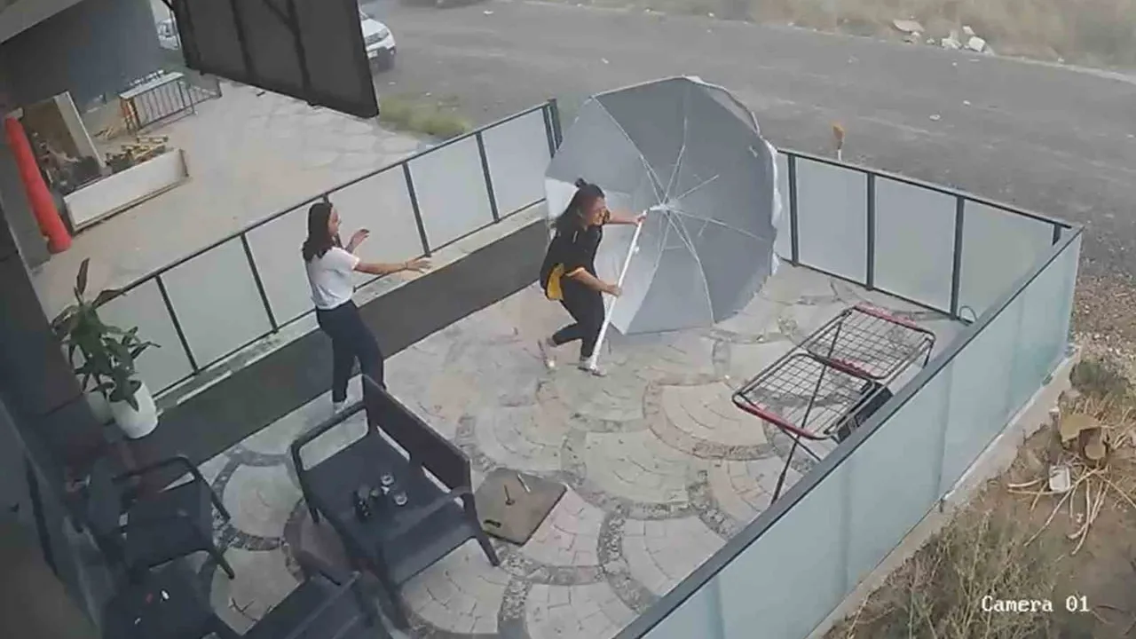fırtınada şemsiye mücadelesi kamerada