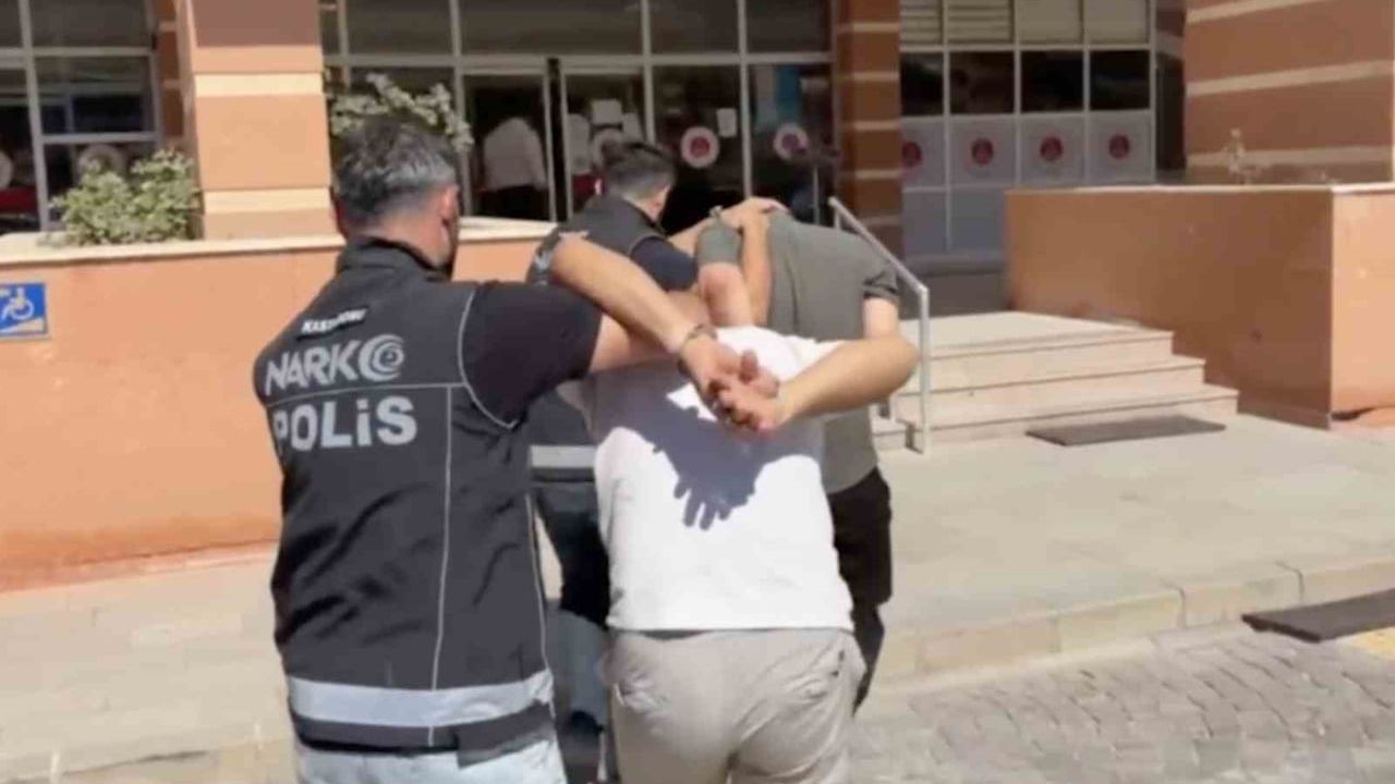 Fotoğraf makinesinin içinde uyuşturucu bulundu, iki şüpheli gözaltında
