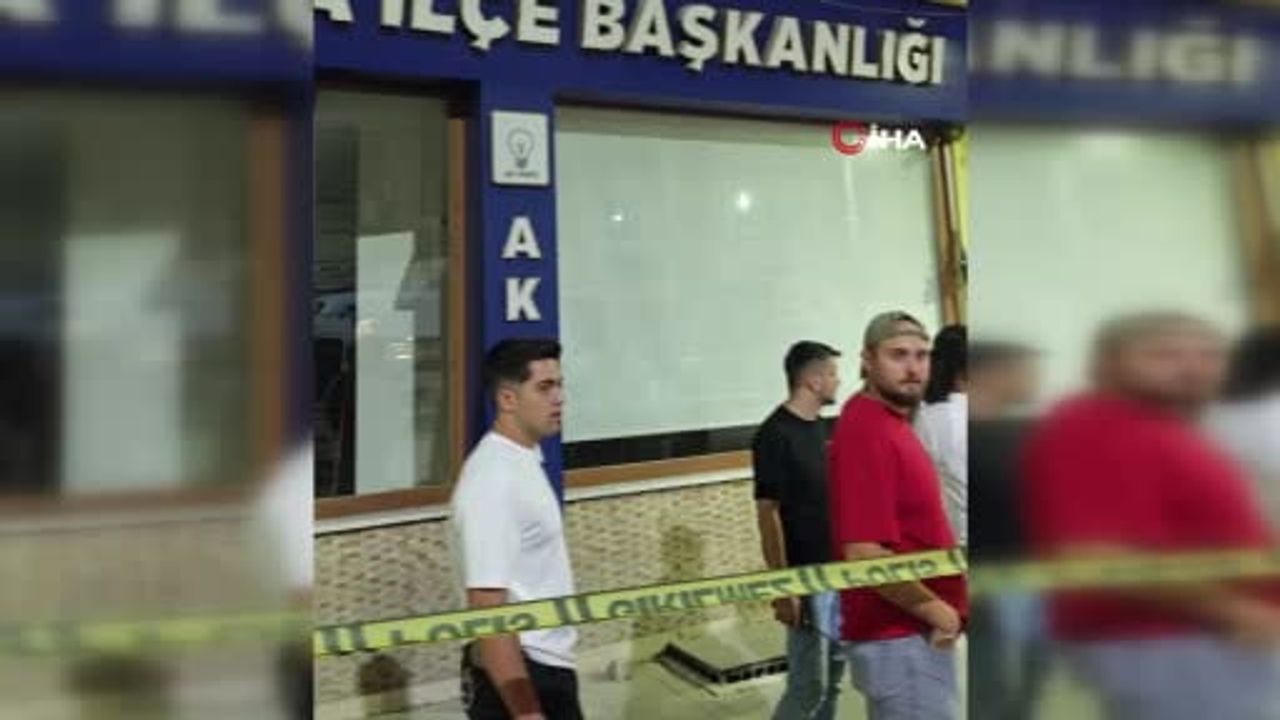 Fren iddiasıyla parti binasına giren otomobil toplantı salonunda durdu
