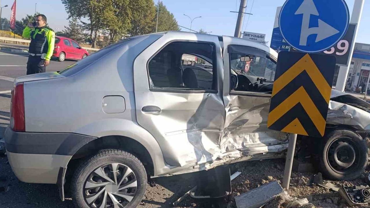 Fuar kavşağında iki otomobil çarpıştı, altı kişi yaralandı