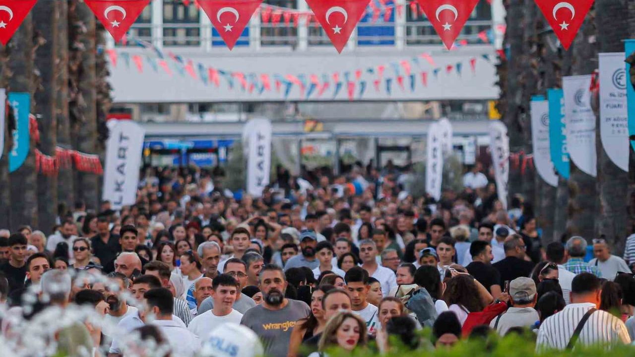 Fuar şehrin kalbinde: İEF’de atölyeler, sürpriz gösteriler ve karton tekne heyecanı
