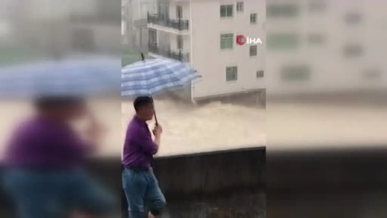 Fujian'da Saudel tayfunu sonrası 3 katlı bina çöktü, can kaybı yok