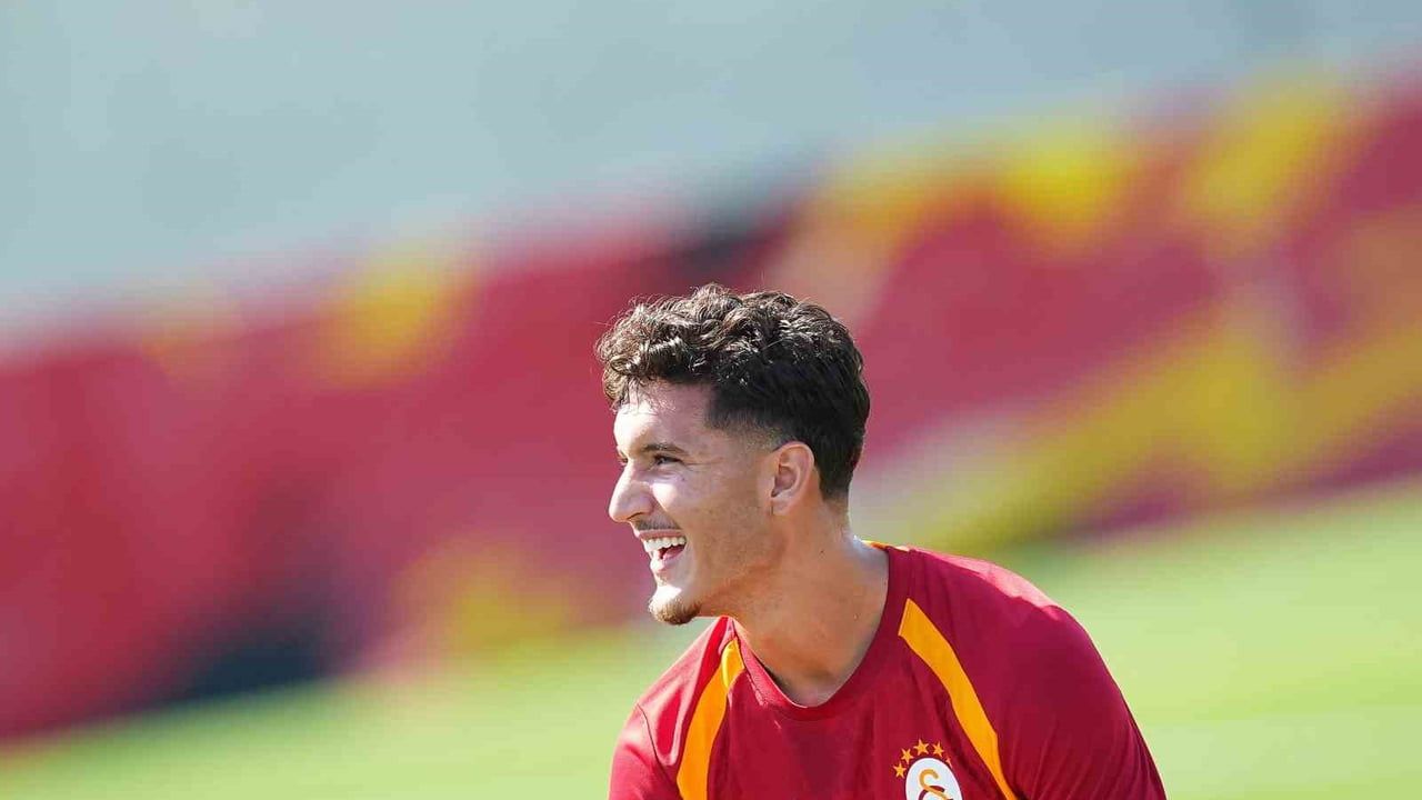 Galatasaray'da yeni transfer Deniz Gül takımla ilk antrenmanına çıktı