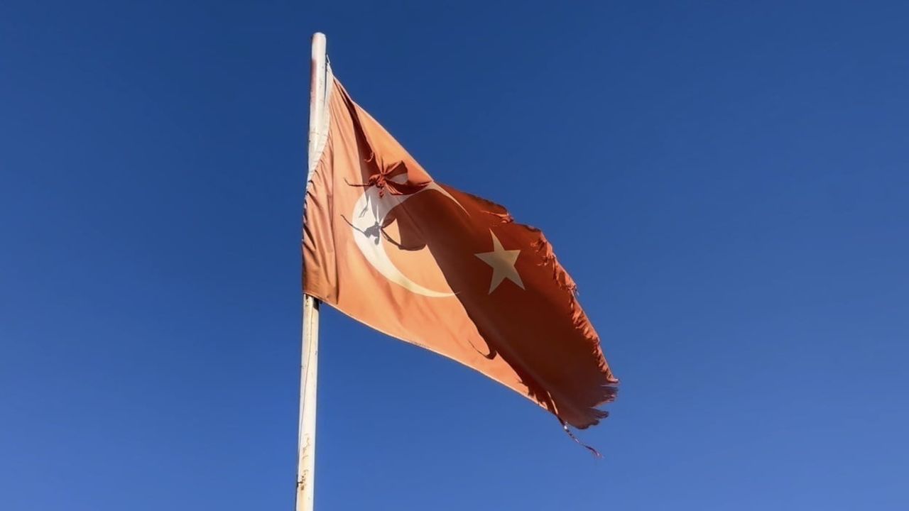 Gazeteci 2 bin rakımdaki Türk bayrağını kendi imkânlarıyla yeniledi