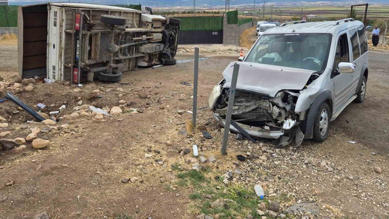 Gaziantep Araban'da kavşakta çarpışma: hafif ticari araç ve kamyonet 5 kişiyi yaraladı