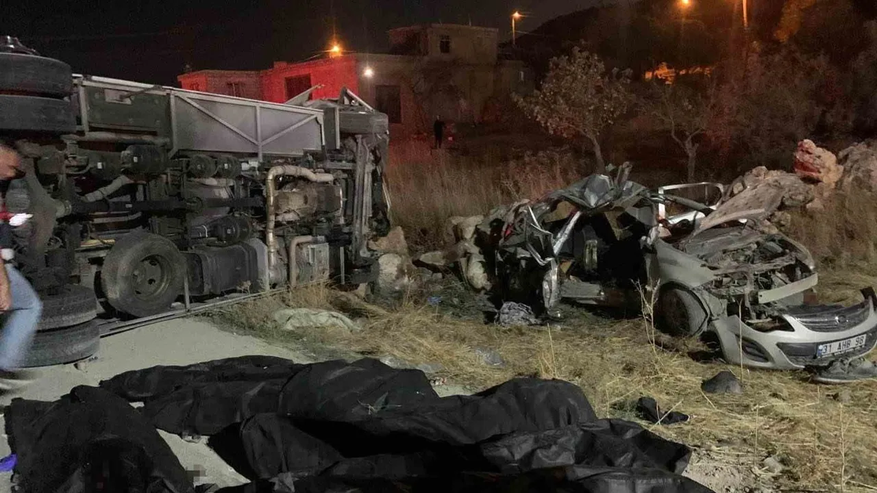Gaziantep-Nurdağı yolunda kafa kafaya çarpışma: hatalı sollama sonucu 2’si çocuk 7 kişi hayatını kaybetti