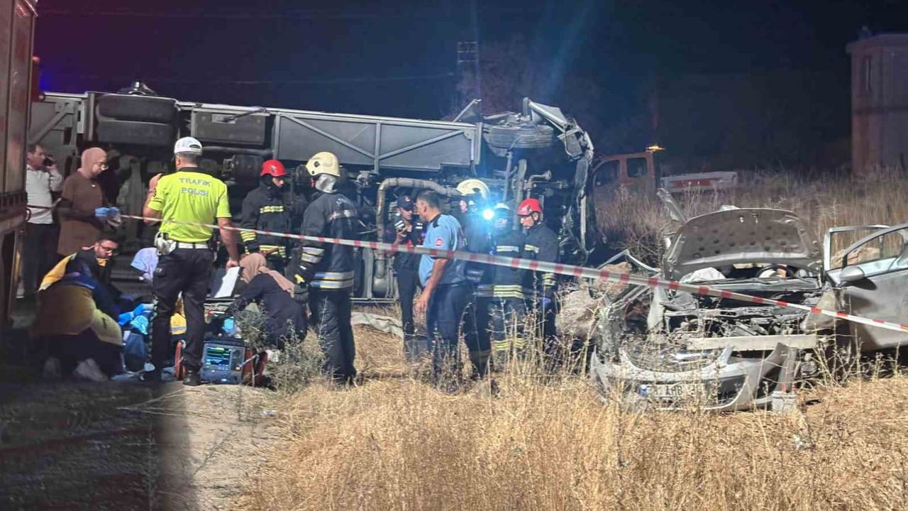Gaziantep’te Nurdağı yakınlarında minibüs ile otomobil çarpıştı: 5 ölü, 13 yaralı