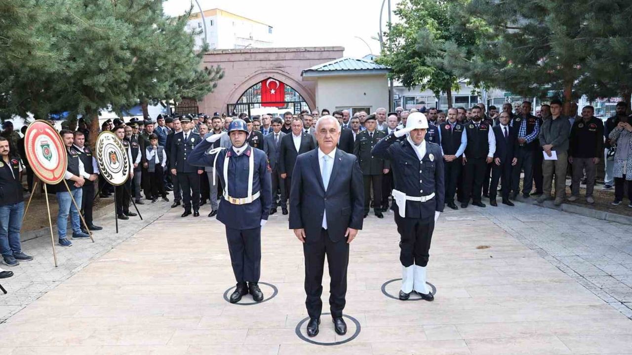Gaziler günü muş'ta şehitlikte saygıyla anıldı