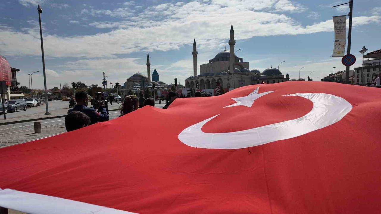 Gaziler günü yürüyüşünde kardeşlik için Mevlana Meydanı'na yüründü