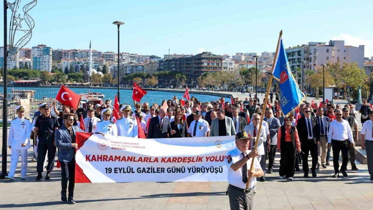 gaziler günü yürüyüşünde kent protokolü, gaziler ve vatandaşlar bir araya geldi