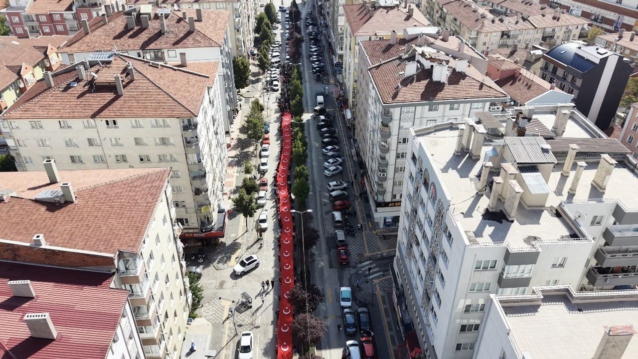Gaziler gününde tekerlekli sandalyeyle kortejde duruşuyla örnek oldu