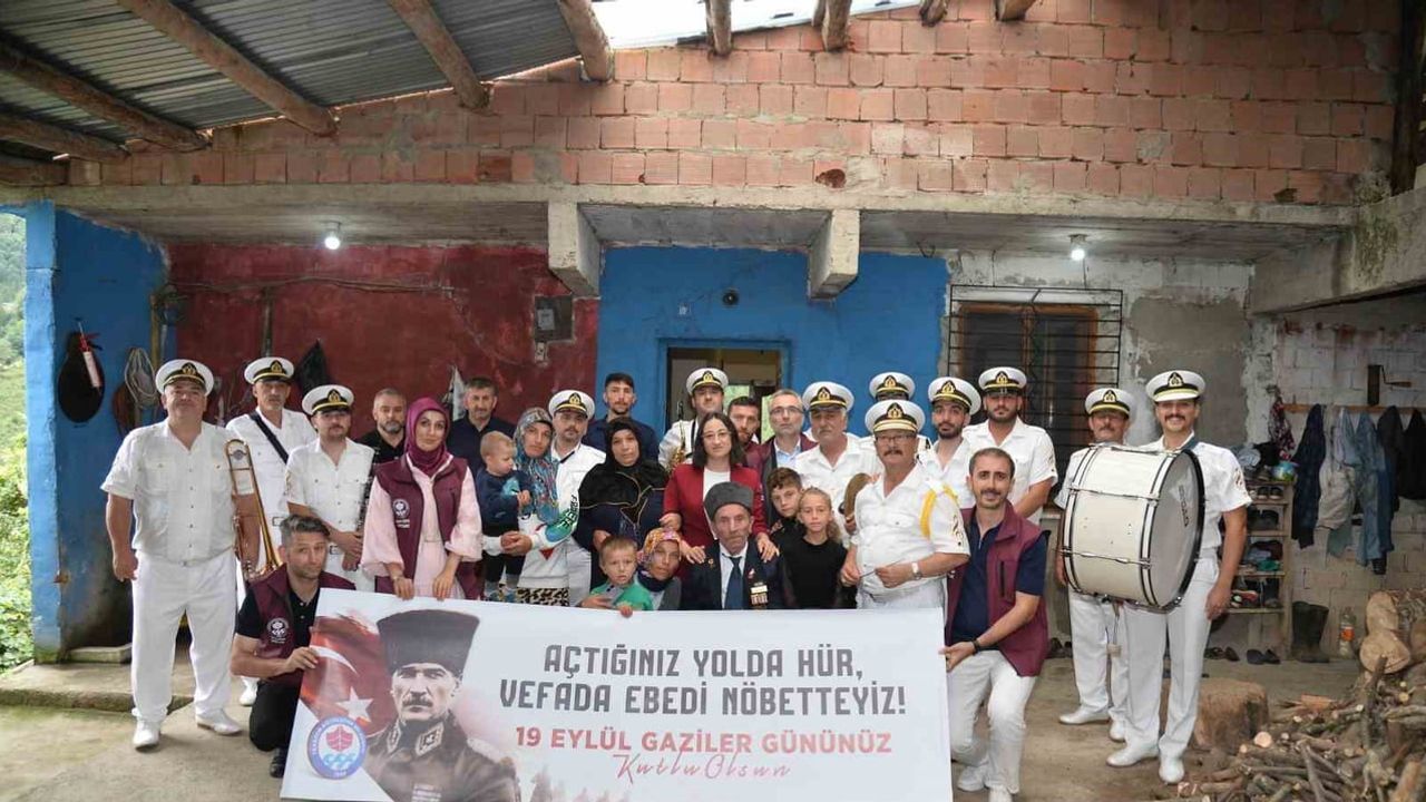 Gazilere evlerinde sürpriz ziyaret: bandoyla duygulu anlar
