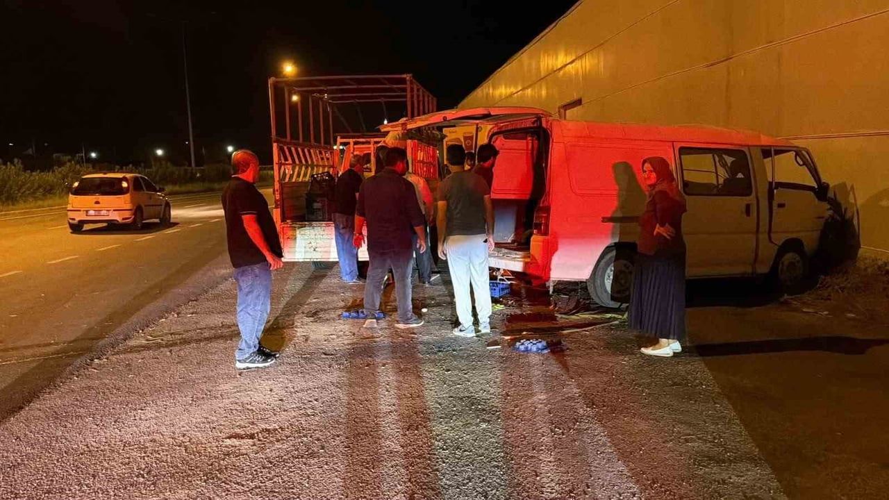 Gazipaşa-Alanya yolunda panelvan direği devirdi, sürücü yaralandı